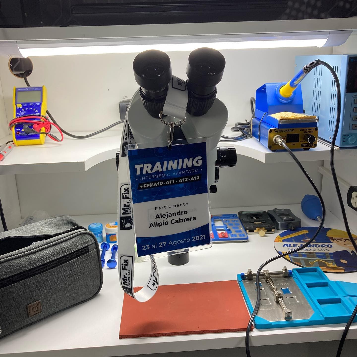 Credencial de participante en training de microsoldadura, en mi propio laboratorio