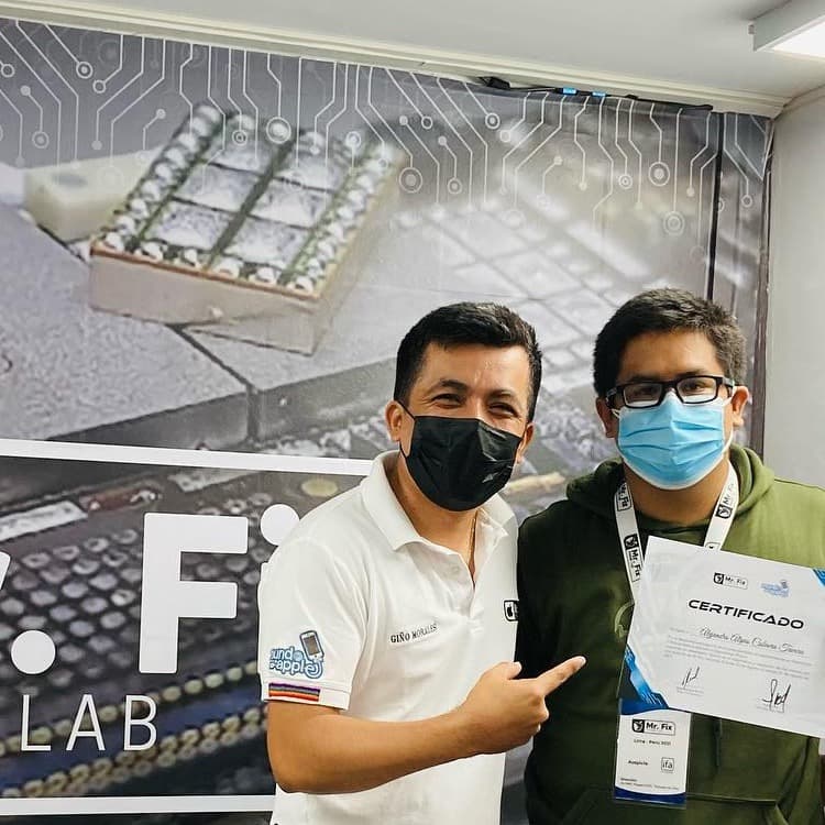 Alejandro Cabrera (Jano) junto al profesor Giño Morales, en un training de microsoldadura
