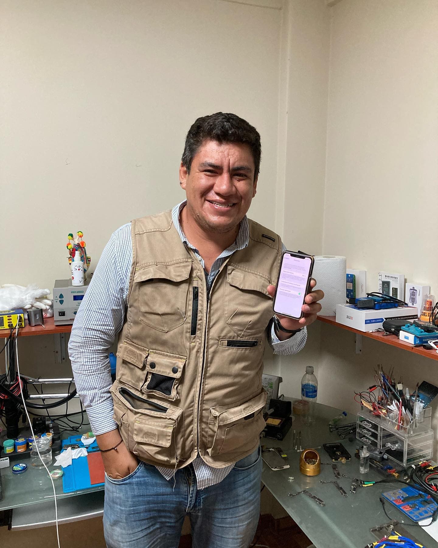 Renzo con su iPhone X ya reparado
